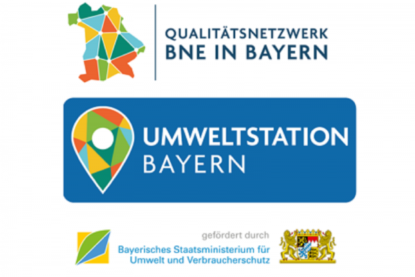 Drei Logos übereinander: oben stilisierte Bayernkarte mit Text 'QUALITÄTSNETZWERK BNE IN BAYERN', mittig bunte Standortmarkierung mit Text 'UMWELTSTATION BAYERN', unten Logo des Bayerischen Staatsministeriums für Umwelt und Verbraucherschutz mit Wappen.