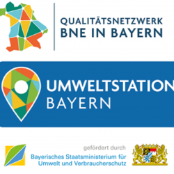 Drei Logos übereinander: oben stilisierte Bayernkarte mit Text 'QUALITÄTSNETZWERK BNE IN BAYERN', mittig bunte Standortmarkierung mit Text 'UMWELTSTATION BAYERN', unten Logo des Bayerischen Staatsministeriums für Umwelt und Verbraucherschutz mit Wappen.